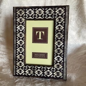 TWO’S COMPANY 4x6” Photo frame. Beautiful dark brown and cream photo frame